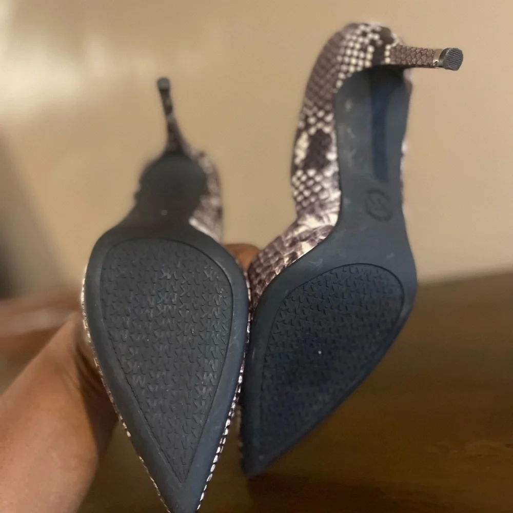 Michael Kors Brown and Black Heels with Sleek Design - Picture 4 of 4